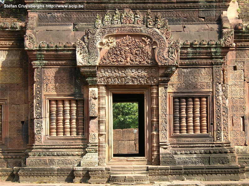 Angkor - Banteay Srei Banteay Srei is een kleine maar uitzonderlijke mooie tempel met veel ornamenten en decoraties. Stefan Cruysberghs
